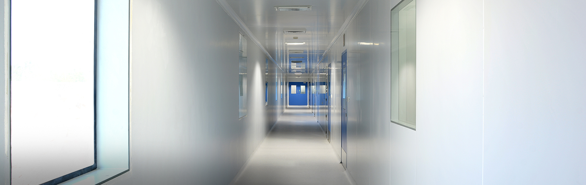 Modular cleanroom ceiling panel with PUF insulation